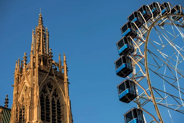 Roda gigante e a catedral — Fotografia de Stock