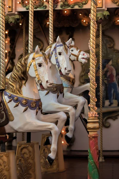 Houten paarden op de draaimolen — Stockfoto
