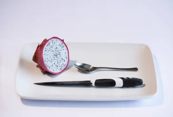 Pitaya fruta no prato — Fotografia de Stock