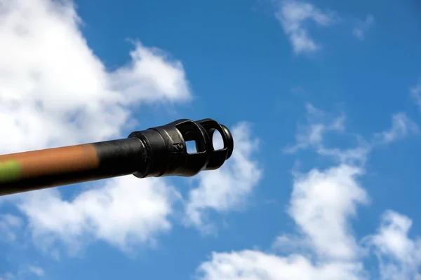 155 χιλιοστά πυροβόλο στον ουρανό — Φωτογραφία Αρχείου