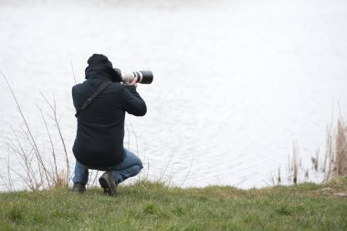Doğa ve yaban hayatı erkek fotoğrafçı alarak resim