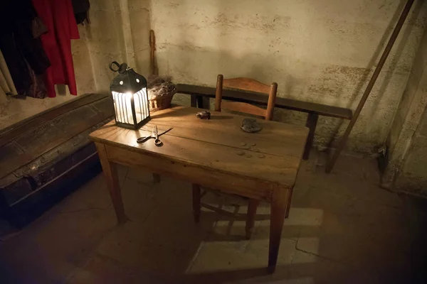 Tisch Und Stuhl Gefängniszimmer Der Conciergerie Paris — Stockfoto