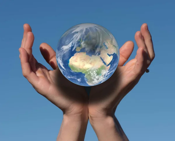 Dünya Küre Mavi Arka Plan Üzerinde Tutan Eller — Stok fotoğraf