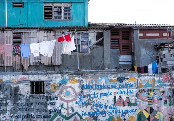 Edifício velho resistido — Fotografia de Stock