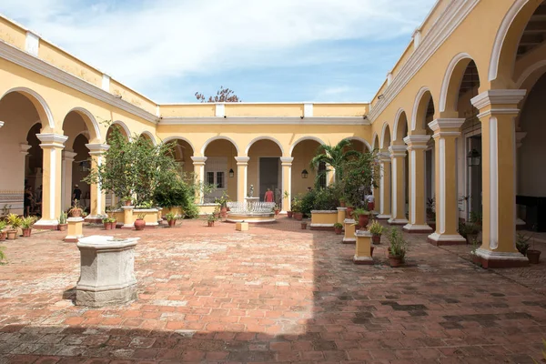 Bellissimo patio di vecchio edificio — Foto Stock