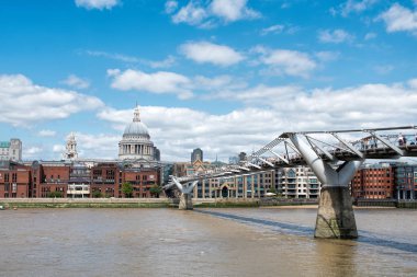 Milenyum Köprüsü ve ST Paul