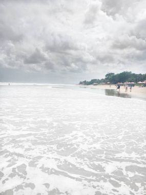 Gökyüzü ve deniz bir ses tonuyla.