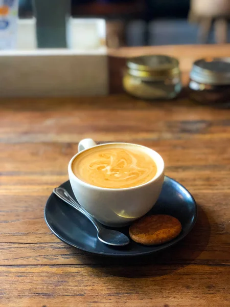 Una Taza Café Está Una Mesa Madera Café — Foto de Stock