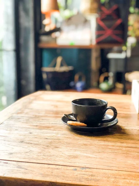 Una Taza Café Está Una Mesa Madera Café — Foto de Stock