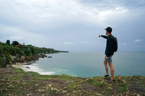 Jeune Homme Avec Sac Dos Debout Sur Une Falaise Pointant — Photo