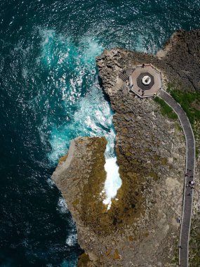 Nusa Dua, Bali üzerinde okyanus çeşme. Kayalar ve okyanusun masmavi su. Uçak üzerinden Üstten Görünüm.