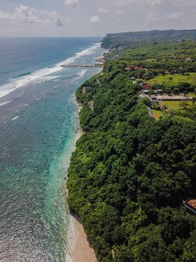 Bali Adası deniz manzarası. Ufukta büyük bir fırtına bulutu var. Bir sürü duman. Uçak üzerinden Üstten Görünüm.