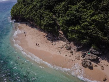 Bali Adası ve yeşil kase beach görünümünü. Küçük bir plaj orman. Bir uzun taş merdiven sahile gidiyor. Uçak üzerinden Üstten Görünüm.