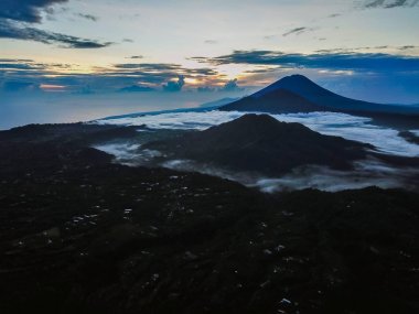 Şafak Adası Bali Agung, Batur, Abang dağlarında bakan. Bir dron ile yukarıdan çekim.