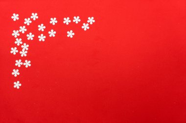 14 Şubat. St. Valentine's Day. Kalpler ve kırmızı bir arka plan üzerinde beyaz kağıt çiçekler ile arka plan. Çok renkli boncuklar. Kopya alanı ile Üstten Görünüm