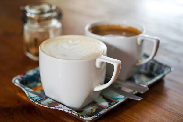 Две Чашки Кофе Деревянном Столе Коричневым Сахаром — стоковое фото