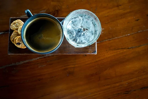 커피와 얼음과 테이블에 스탠드 비스킷의 평면도 — 스톡 사진