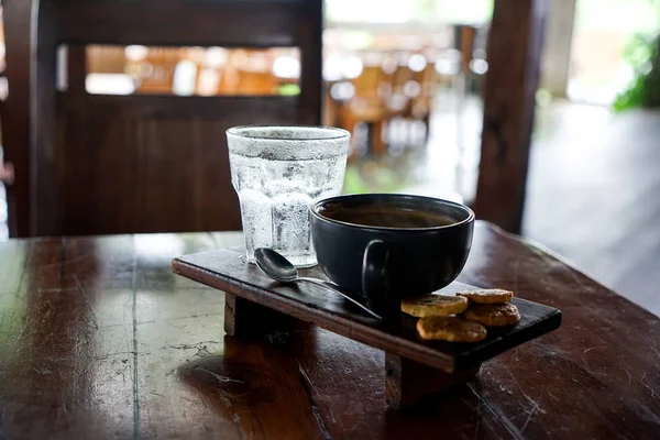 Una Taza Café Vaso Agua Con Hielo Una Galleta Sobre — Foto de Stock