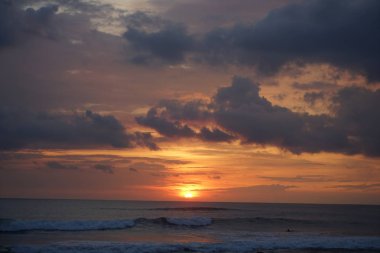 Günbatımı Bali Adası. Siluet adam, köpek. Komisyon.