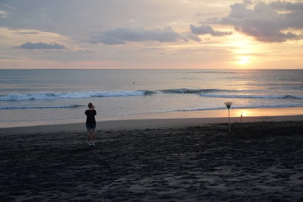 Coucher Soleil Sur Île Bali Silhouette Homme Chien Râteau — Photo