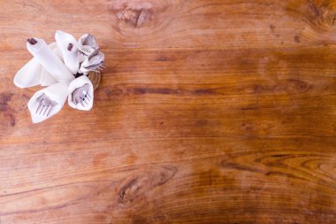 Çatal bıçak takımı peçeteye sarılmış. Kopya alanı ile Üstten Görünüm