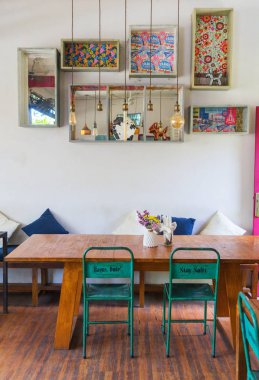 Bir açık sörfçü kafe Bali iç.