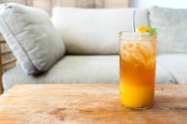 Bir bardak soğuk çay veya limonata ahşap bir masa üzerinde duruyor. Kafe, yaz terası. Kopya alanı ile Üstten Görünüm