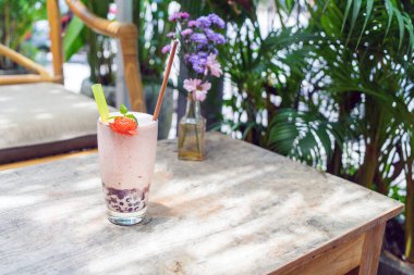 Çilek ve jöle, bir milkshake bir kafede yaz terasında ahşap bir masa üzerinde duruyor. Kopya alanı ile Üstten Görünüm