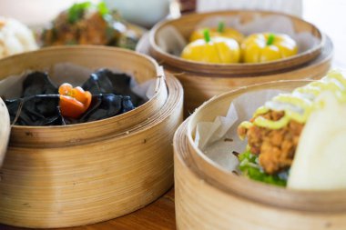 Geleneksel Çin köfte kabak ve siyah ahşap bir masa şeklinde. Kopya alanı ile Üstten Görünüm