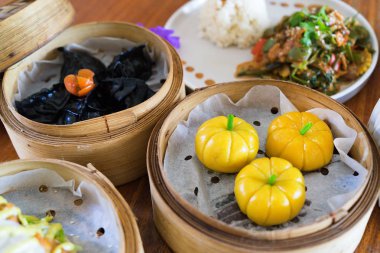 Geleneksel Çin köfte kabak ve siyah ahşap bir masa şeklinde. Kopya alanı ile Üstten Görünüm