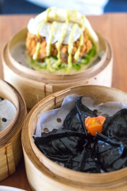 Ahşap bir masa üzerinde geleneksel Çin köfte. Yakın çekim