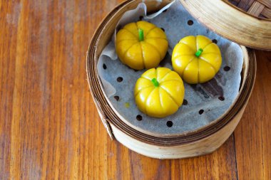 Geleneksel Çin köfte ahşap bir masa üzerinde bir kabak şeklinde. Kopya alanı ile Üstten Görünüm