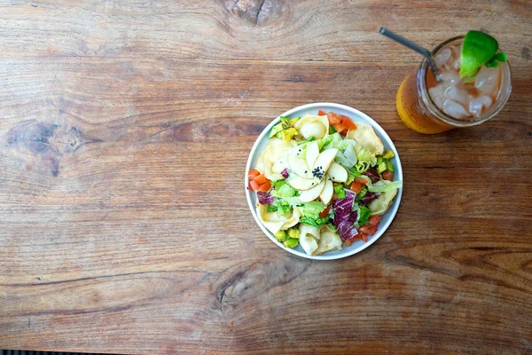 Salada Chinesa Com Bolinhos Chá Gelado Limonada Vista Superior Com — Fotografia de Stock