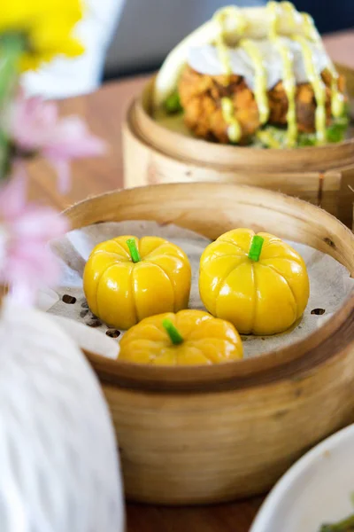 Las Albóndigas Tradicionales Chinas Forma Calabaza Sobre Una Mesa Madera — Foto de Stock