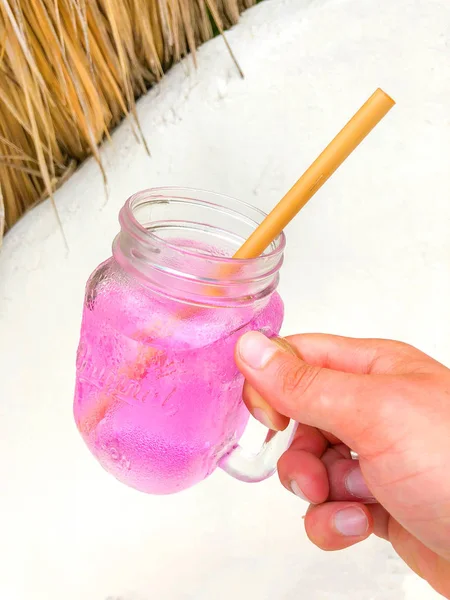 Rosa Getränk Karkade Einem Transparenten Glas Mit Einem Holzstroh Auf — Stockfoto
