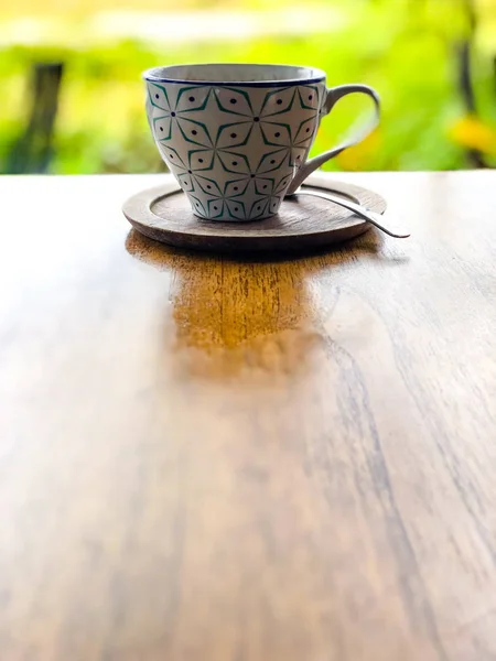 Uma Xícara Café Com Padrões Azuis Está Sobre Mesa Fundo — Fotografia de Stock