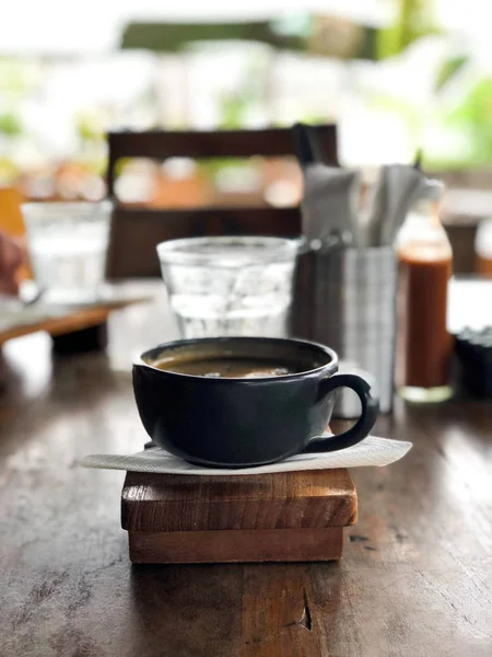 Una Taza Café Perfumado Con Espuma Soporte Madera Fondo Está — Foto de Stock