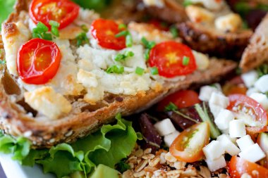 Salata chevre chaud çatal ile. Fransız mutfak. Yakın çekim. Kopya alanı ile Üstten Görünüm