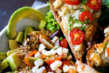 Salata chevre chaud çatal ile. Fransız mutfak. Yakın çekim. Kopya alanı ile Üstten Görünüm