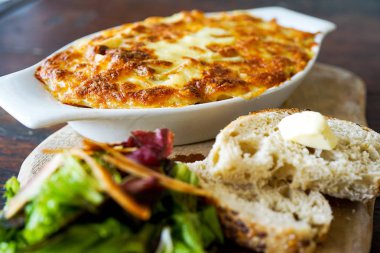 Raclette Tartiflette - Fransız mutfak. Bir ahşap tahta üzerinde et güveç. Yakın çekim