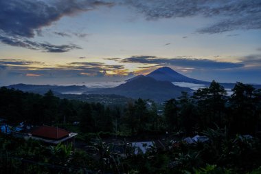 Aynı zamanda, silahı, Batur Bali Adası'nda 3 dağlara bakan Dawn. Volkan küçük bir duman. Kopya alanı ile yan görünüm