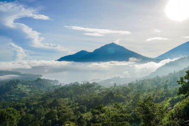 Mount Batur Bali Adası. Pirinç tarlaları. Fotoğraf bulutların üzerinde alınır.