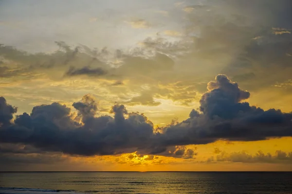 Oranje Zonsondergang Uluwatu Eiland Bali Grote Wolken Hing Oceaan Zijaanzicht — Stockfoto