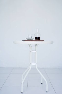 Kahve Hario v60 bir sürahi koku, ahşap için hizmet. Arka plan bulanık, bembeyaz. Kopya alanı ile yan görünüm