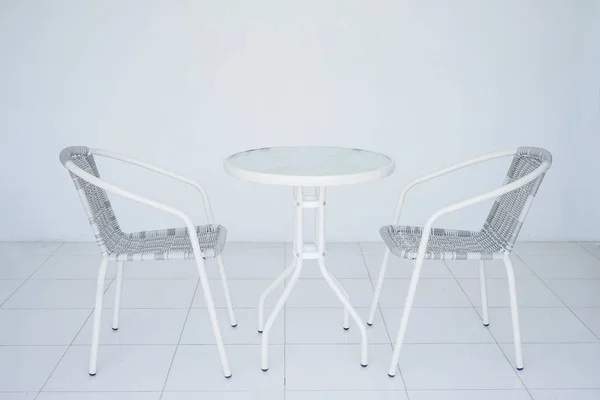 Mesa Blanca Transparente Cafetería Dos Sillas Ratán Fondo Toda Habitación — Foto de Stock