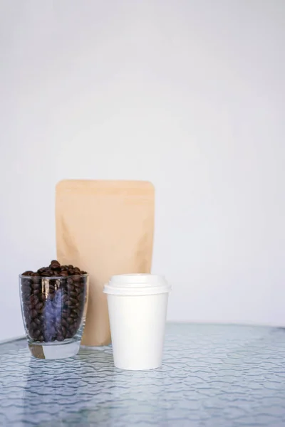 커피와 컨테이너 테이블에는 유리에서 배경은 흐리게 유리에 제목에 — 스톡 사진