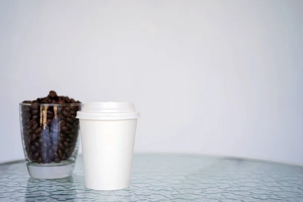 Papier Biały Szkło Jednorazowa Kawa Kawa Przezroczystego Szkła Jest Stole — Zdjęcie stockowe