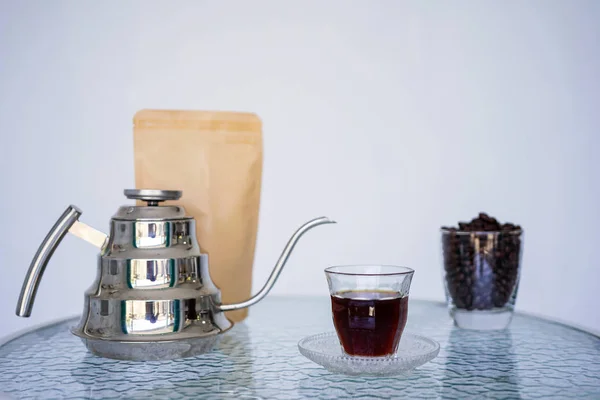 Подача Кофе Прозрачном Стекле Металлическом Чайнике Кофейными Зёрнами Бумажным Контейнером — стоковое фото