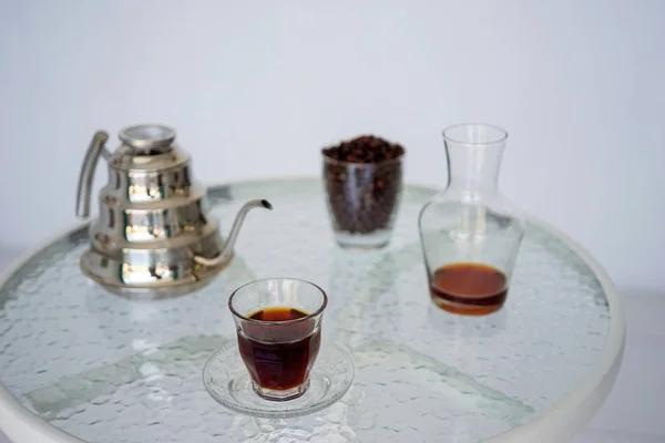 Подавать Кофе Прозрачном Стекле Металлическом Чайнике Кофейными Зёрнами Кувшином Хорошего — стоковое фото