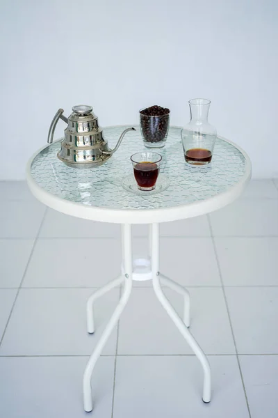 Sirve Café Vaso Transparente Hervidor Agua Metal Con Granos Café — Foto de Stock